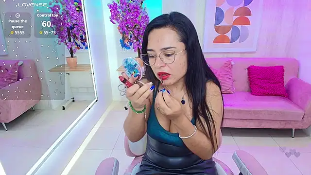 Snapshot of Tiara_rr chatting on November 16, 2025, 12:43 pm Tiara rr online show from November 16, 2025, 12:43 pm