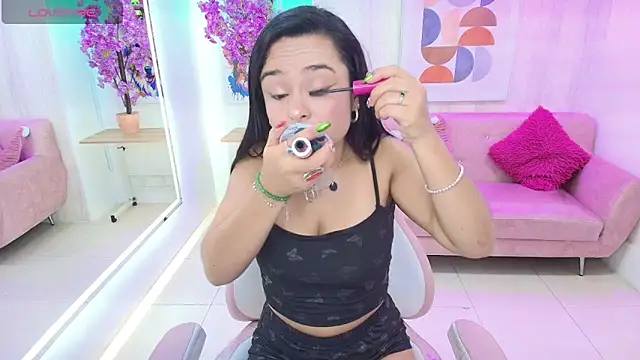 Snapshot of Tiara_rr chatting on November 18, 2025, 8:01 pm Tiara rr online show from November 18, 2025, 8:01 pm