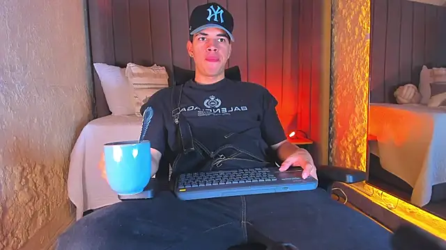 Snapshot of Benjamin_More chatting on November 28, 2025, 1:55 pm Benjamin More online show from November 28, 2025, 1:55 pm