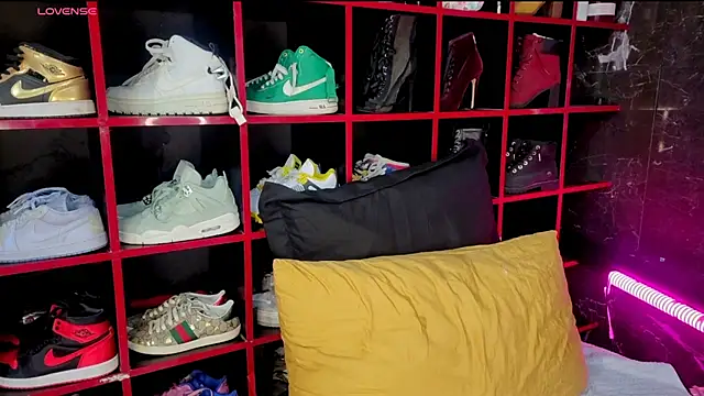 Indianbrownie online show from April 18, 2026, 10:32 pm