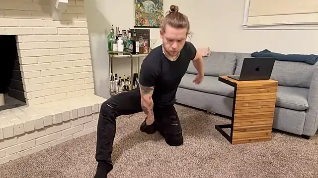 Snapshot of DaddydayDrinkzz chatting on December 30, 2024, 5:37 am DaddydayDrinkzz online show from December 30, 2024, 5:37 am