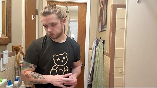 Snapshot of DaddydayDrinkzz chatting on December 17, 2025, 5:34 am DaddydayDrinkzz online show from December 17, 2025, 5:34 am