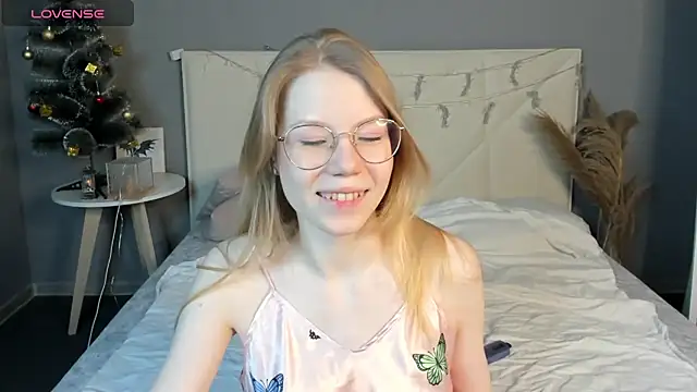 Snapshot of Esme_Runn chatting on December 16, 2024, 10:29 am Esme Runn online show from December 16, 2024, 10:29 am