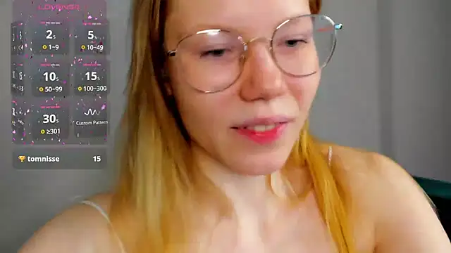 Snapshot of Esme_Runn chatting on February 1, 2025, 10:05 am Esme Runn online show from February 1, 2025, 10:05 am