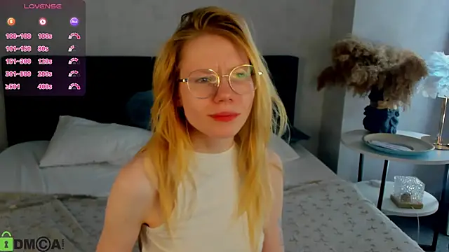 Snapshot of Esme_Runn chatting on May 15, 2026, 5:49 am Esme Runn online show from May 15, 2026, 5:49 am