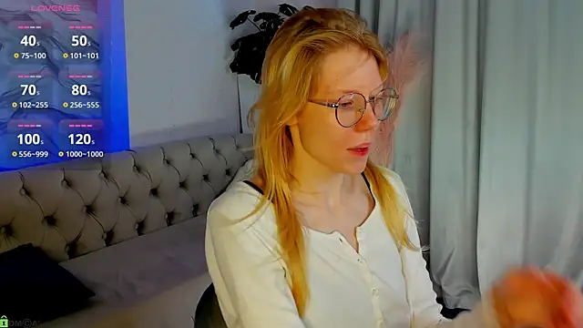 Snapshot of Esme_Runn chatting on June 11, 2026, 3:14 am Esme Runn online show from June 11, 2026, 3:14 am