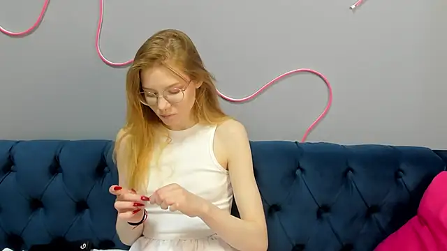 Snapshot of Esme_Runn chatting on March 21, 2025, 10:17 am Esme Runn online show from March 21, 2025, 10:17 am