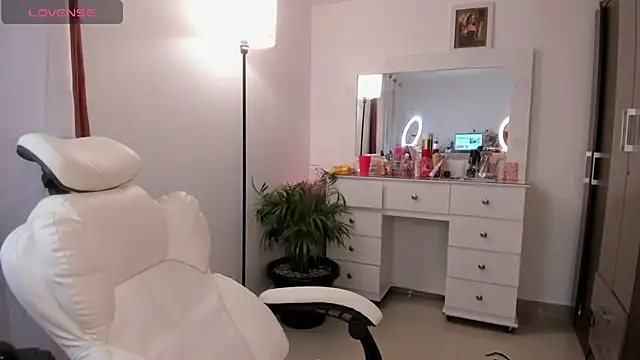 Snapshot of Niicoleta chatting on December 13, 2025, 8:04 pm Niicoleta online show from December 13, 2025, 8:04 pm