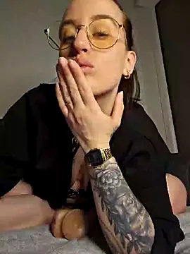 Snapshot of lindsay_33off chatting on March 18, 2025, 10:37 pm lindsay 33off online show from March 18, 2025, 10:37 pm
