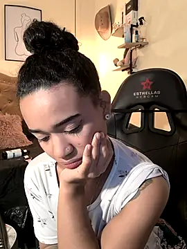 evafoxs online show from November 30, 2025, 6:03 am