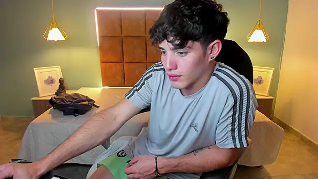 Snapshot of AlejooTwink chatting on December 16, 2025, 9:46 am AlejooTwink online show from December 16, 2025, 9:46 am