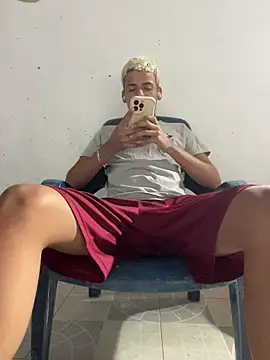 Snapshot of Leo_bunny_hot chatting on December 16, 2025, 1:32 am Leo bunny hot online show from December 16, 2025, 1:32 am