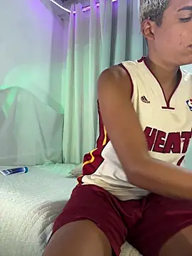 Snapshot of Leo_bunny_hot chatting on December 13, 2025, 8:26 pm Leo bunny hot online show from December 13, 2025, 8:26 pm