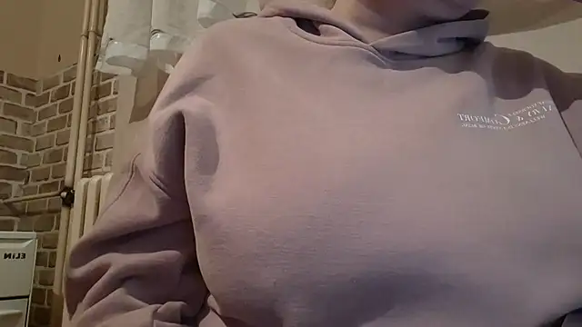 AalinnaK online show from March 10, 2025, 9:40 pm