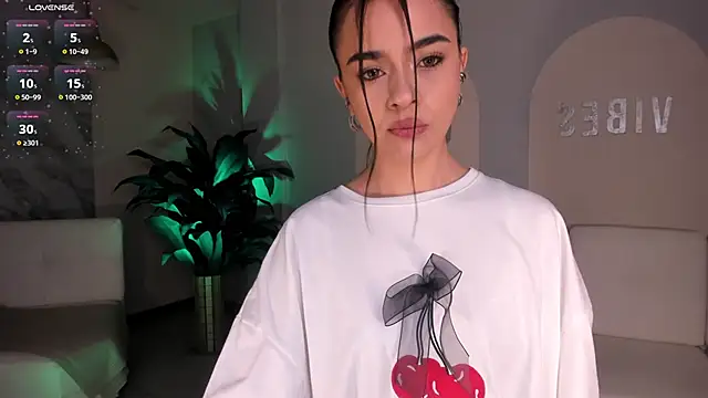 Snapshot of AlanaCraft chatting on September 16, 2025, 12:06 pm AlanaCraft online show from September 16, 2025, 12:06 pm