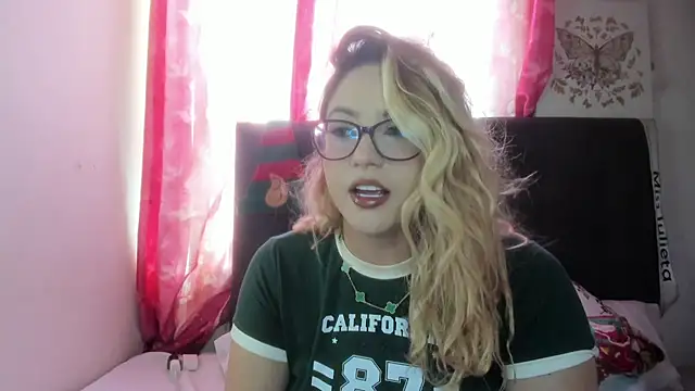 Snapshot of miss_julietaa chatting on December 22, 2025, 3:23 pm miss julietaa online show from December 22, 2025, 3:23 pm