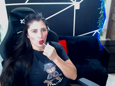 LUCY LI online show from November 18, 2025, 6:00 pm