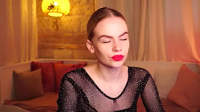 Snapshot of sn0w_barbie chatting on October 6, 2025, 7:53 am sn0w barbie online show from October 6, 2025, 7:53 am