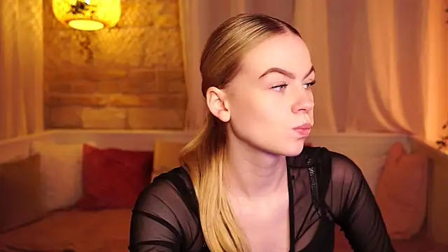 Snapshot of sn0w_barbie chatting on October 9, 2025, 8:37 am sn0w barbie online show from October 9, 2025, 8:37 am