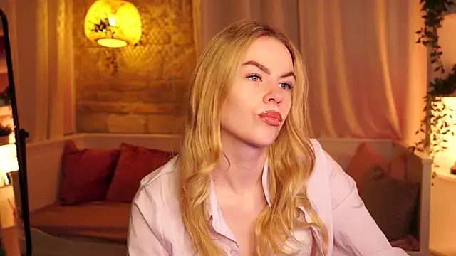 Snapshot of sn0w_barbie chatting on October 2, 2025, 8:40 am sn0w barbie online show from October 2, 2025, 8:40 am