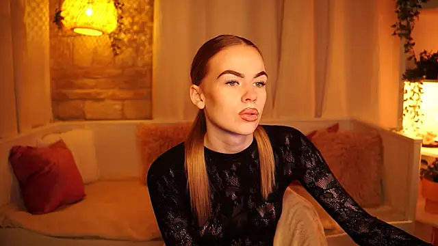 Snapshot of sn0w_barbie chatting on February 24, 2025, 12:16 pm sn0w barbie online show from February 24, 2025, 12:16 pm