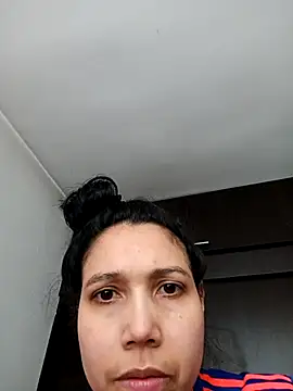 KimPielCanela online show from October 1, 2025, 3:05 pm