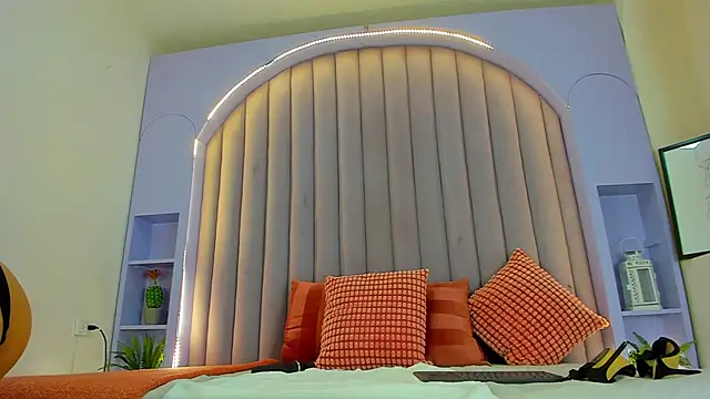 Snapshot of JaylaScott__ chatting on October 19, 2025, 11:35 am JaylaScott online show from October 19, 2025, 11:35 am