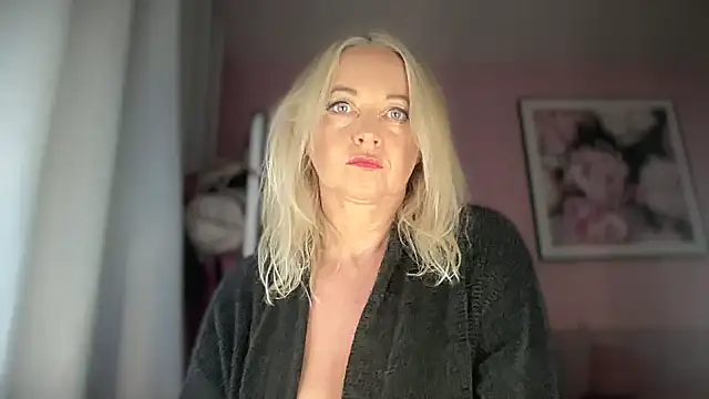 Snapshot of Tinkerbell10 chatting on October 16, 2025, 4:10 am Tinkerbell10 online show from October 16, 2025, 4:10 am