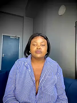 Snapshot of Curveysinaa chatting on November 9, 2025, 2:43 pm Curveysinaa online show from November 9, 2025, 2:43 pm