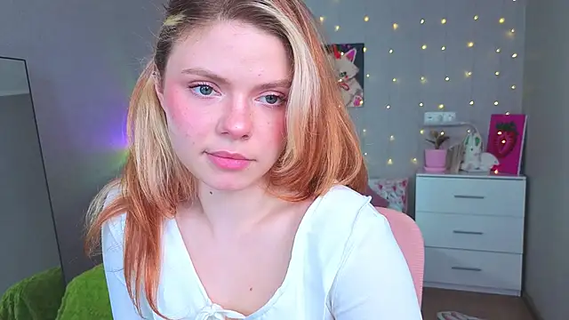Snapshot of Red__Candy chatting on May 13, 2026, 1:18 pm Red Candy online show from May 13, 2026, 1:18 pm