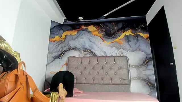 Snapshot of LuciaMoretti_ chatting on September 12, 2025, 7:13 pm LuciaMoretti online show from September 12, 2025, 7:13 pm