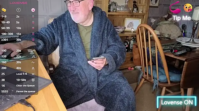 Snapshot of Adamdaddybear chatting on October 20, 2025, 7:42 am Adamdaddybear online show from October 20, 2025, 7:42 am