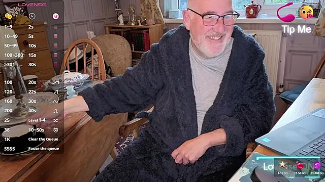 Snapshot of Adamdaddybear chatting on October 28, 2025, 7:29 am Adamdaddybear online show from October 28, 2025, 7:29 am