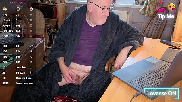 Snapshot of Adamdaddybear chatting on November 5, 2025, 8:06 am Adamdaddybear online show from November 5, 2025, 8:06 am