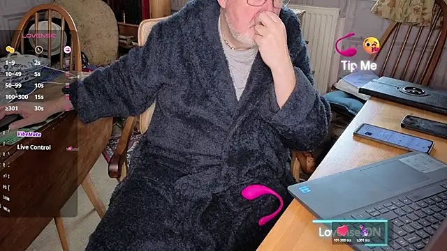 Snapshot of Adamdaddybear chatting on November 16, 2025, 9:36 am Adamdaddybear online show from November 16, 2025, 9:36 am