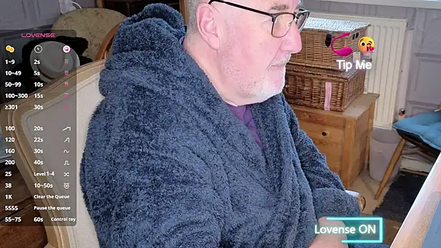 Snapshot of Adamdaddybear chatting on November 27, 2025, 8:26 am Adamdaddybear online show from November 27, 2025, 8:26 am