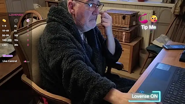 Snapshot of Adamdaddybear chatting on November 20, 2025, 7:20 am Adamdaddybear online show from November 20, 2025, 7:20 am