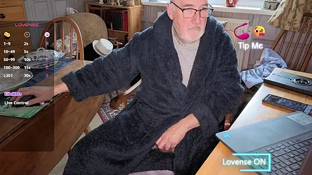 Snapshot of Adamdaddybear chatting on November 15, 2025, 9:24 am Adamdaddybear online show from November 15, 2025, 9:24 am