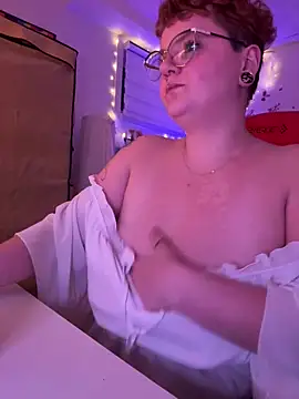 Snapshot of Sweetleeahxx chatting on December 18, 2025, 11:52 pm Sweetleeahxx online show from December 18, 2025, 11:52 pm