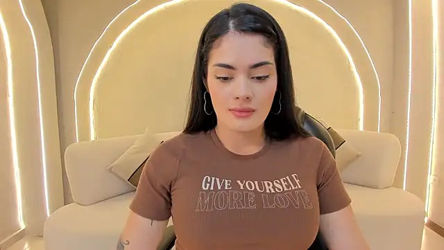 Snapshot of GiaFerrara chatting on November 18, 2025, 2:49 am GiaFerrara online show from November 18, 2025, 2:49 am