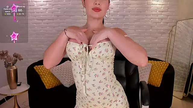 Snapshot of GiaFerrara chatting on November 18, 2025, 7:28 pm GiaFerrara online show from November 18, 2025, 7:28 pm