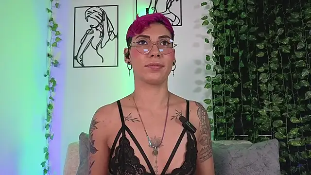 MiaMorgan  online show from December 19, 2025, 4:53 pm