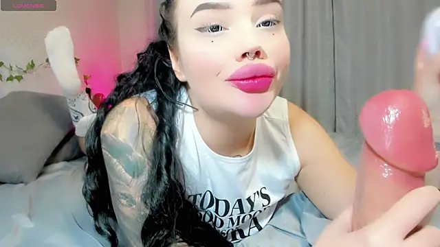 Snapshot of Aira_vi chatting on October 13, 2025, 2:07 pm Aira vi online show from October 13, 2025, 2:07 pm