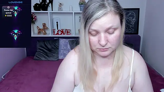 AnnaXCherri online show from November 25, 2025, 4:13 am