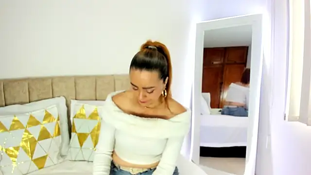 Snapshot of cristalwalker__ chatting on November 13, 2025, 12:31 pm cristalwalker online show from November 13, 2025, 12:31 pm