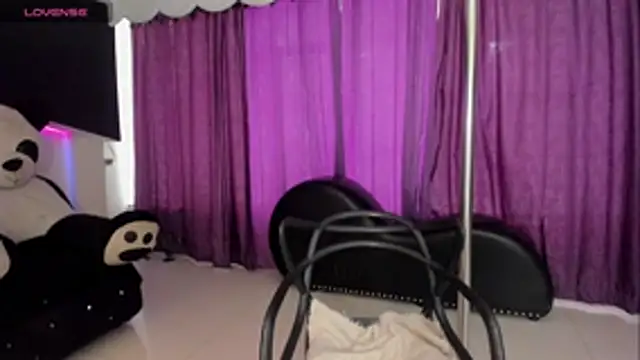 Snapshot of Coral_Gibson chatting on October 31, 2025, 12:57 pm Coral Gibson online show from October 31, 2025, 12:57 pm