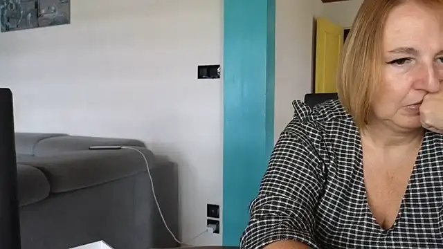Snapshot of Sandcoq chatting on June 9, 2026, 9:43 am Sandcoq online show from June 9, 2026, 9:43 am