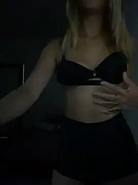 Snapshot of Carolinen chatting on March 21, 2025, 8:18 pm Carolinen online show from March 21, 2025, 8:18 pm