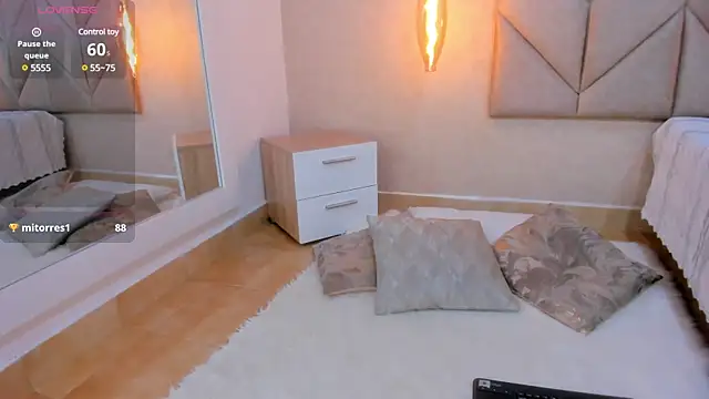 Snapshot of Mollymoon1 chatting on March 15, 2025, 7:27 pm Mollymoon1 online show from March 15, 2025, 7:27 pm