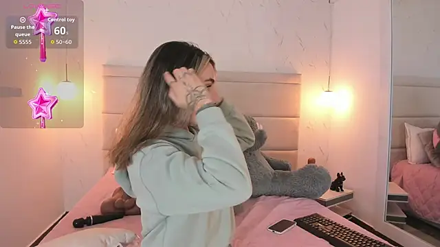 Snapshot of Mollymoon1 chatting on December 1, 2025, 8:10 pm Mollymoon1 online show from December 1, 2025, 8:10 pm